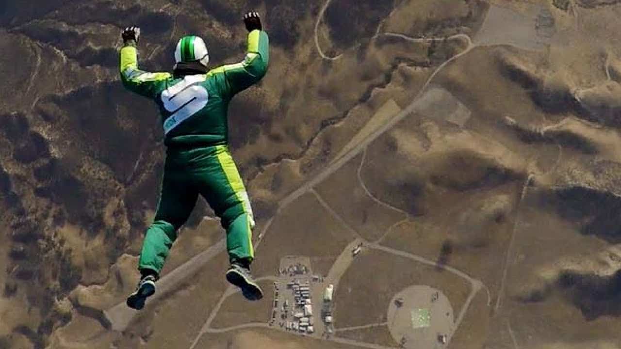 A skydiver jumped 25,000 feet without a parachute, check out the video